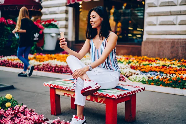 Привлекательная Азиатка Сидящая Красочной Скамейке Улице Позирующая Селфи Камеру Смартфона — стоковое фото