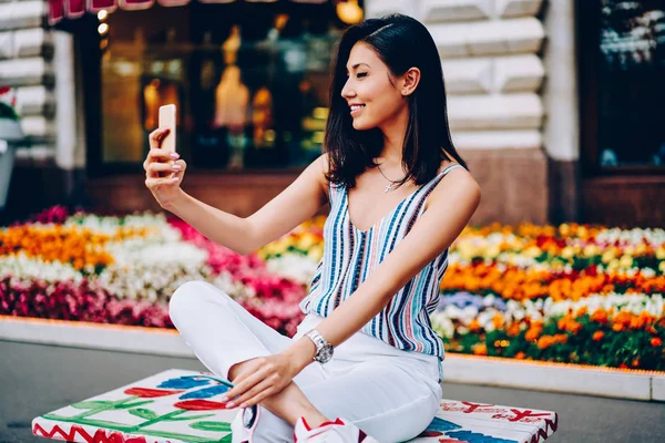 Sonriendo Atractiva Chica Asiática Posando Para Selfie Moderna Cámara Del — Foto de Stock