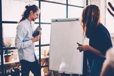 Flipchart yaratıcı fikirler, fikirler ve çözümler office coworking içinde oturum beyin fırtınası sahip paylaşımı çalışanlar belirterek için kullanarak proje başlangıç iş işbirliği kadın ve erkek arkadaşları