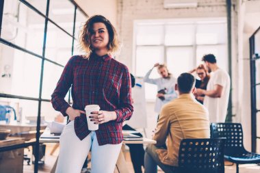 Kahve molası onun meslektaşım üretken ve tartışma, genç kadının ofis arkadaşları ile işbirliği içinde çalışma işlemi sırasında serbest zaman sırasında çalışma ekibinin yetenekli kadın üyesi