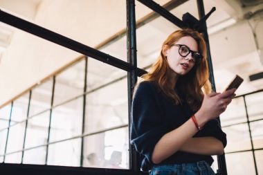 Internet bağlantısı, dalgın genç hippi kız smartphone üzerinden sosyal ağlar sohbet kullanarak Office yazılım güncelleme sırasında bildirim mobil kontrol gözlük çekici kadın