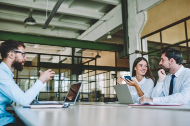 Profesyonel hipster çocuklar birlikte işbirliği gülümseyen ve başlangıç proje uygulama için yaratıcı fikirler tartışıyor. Grafik tasarımcıların çalışmaları sırasında iletişim olumlu yaratıcı ekibi