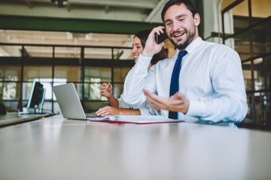 Yakışıklı duygusal çalışan mobil uygulama üzerinden cep üzerinde konuşmayı şık giyim giymiş. Gülümseyen merak işadamı Office smartphone cep telefonu ile konuşurken iyi haber alma