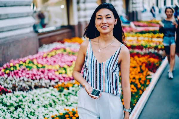 Media Longitud Retrato Alegre Viajero Femenino Enviando Mensajes Través Móvil —  Fotos de Stock