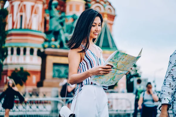 Sorrindo Turista Feminino Passar Fins Semana Primavera Moscou Andando Para — Fotografia de Stock