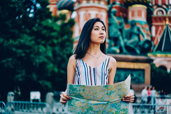 Pensativo Turista Feminino Com Mapa Olhando Para Longe Rua Perto — Fotografia de Stock