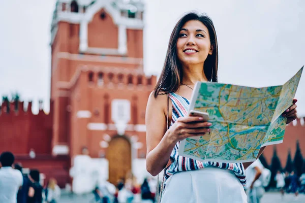 Atraente Menina Asiática Praça Vermelha Moscow Apreciando Passeio Turístico Com — Fotografia de Stock