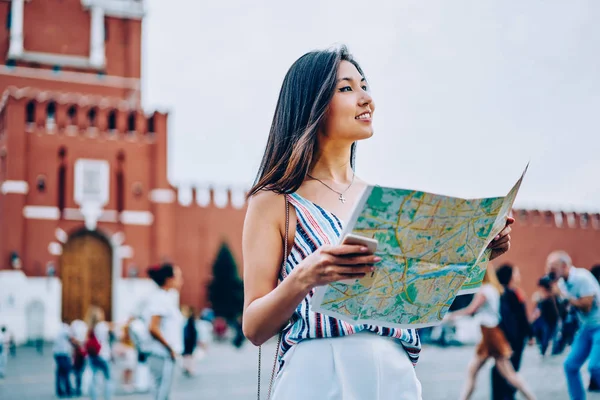 Sorrindo Turista Feminina Desfrutando Bela Arquitetura Moscou Olhando Redor Praça — Fotografia de Stock