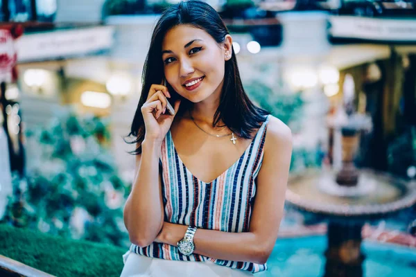 Retrato Alegre Chica Asiática Haciendo Llamada Telefónica Cuenta Bancaria Mientras — Foto de Stock