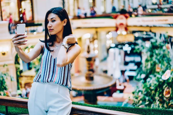 Bella Donna Asiatica Posa Selfie Piedi Nel Centro Commerciale Vicino — Foto Stock