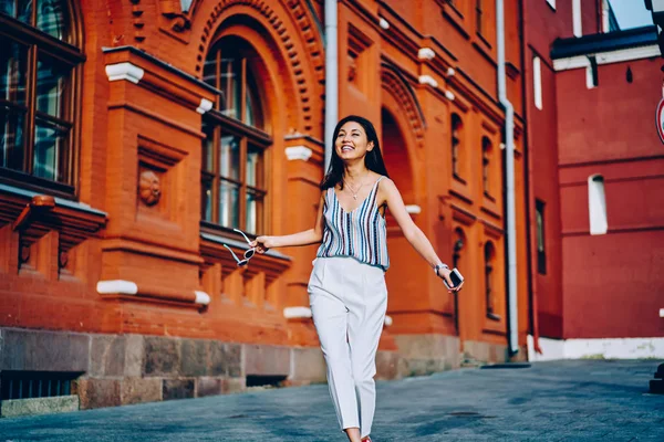 Mujer Joven Llena Alegría Ropa Moda Corriendo Calle Ciudad Tener — Foto de Stock