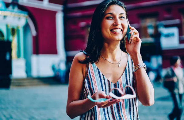 Веселая Азиатская Девушка Наслаждающаяся Свободным Временем Свежем Воздухе Разговаривая Телефону — стоковое фото