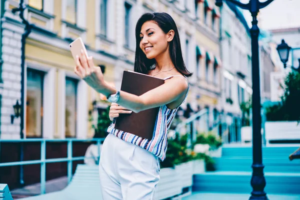 Leende Hipster Flicka Trendiga Kläder Poserar För Selfie Smartphone Kamera — Stockfoto