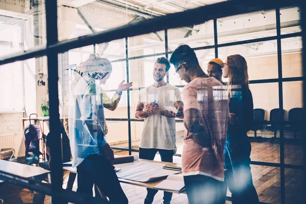 Feliz Grupo Jóvenes Arquitectos Colaborando Proyecto Común Trabajando Ambiente Amigable — Foto de Stock