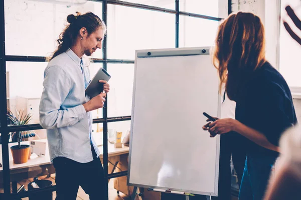 Male Female Colleagues Collaborating Starting Work Project Using Flipchart Noting — Stock Photo, Image