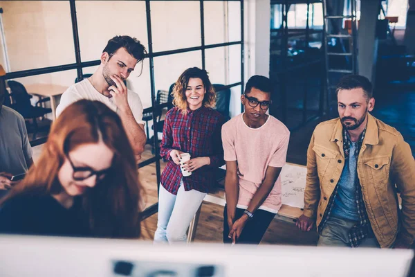 Hombres Mujeres Pensativos Miembros Tripulación Reflexionando Sobre Las Ideas Colega —  Fotos de Stock