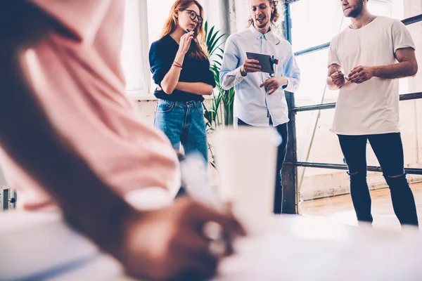 Faglærte Medarbeidere Som Bruker Søknad Bærbar Søke Etter Informasjon Brainstorming – stockfoto