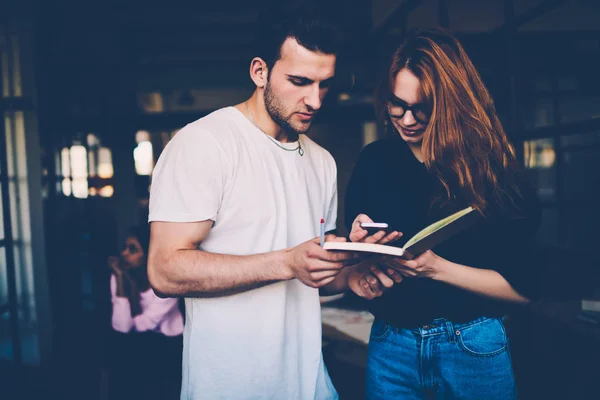 Nachdenkliche Studentinnen Und Studenten Auf Der Suche Nach Projektinformationen Auf — Stockfoto