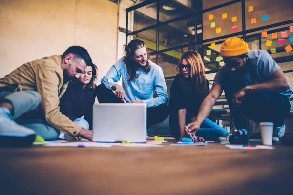 Gruppe Designere Som Gjør Forskere Brainstormeringssesjonen Sittende Gulvet Team Kreative – stockfoto