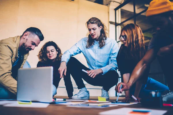 Talentfulle Mannlige Kvinnelige Medlemmer Som Samarbeider Prosjekter Som Snakker Sammen – stockfoto