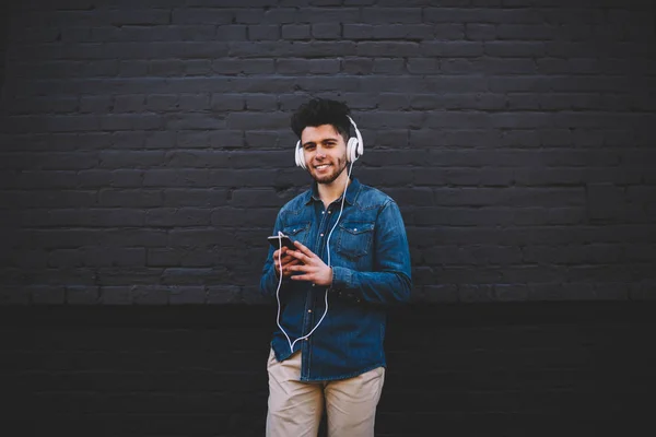 Happy Hipster Guy Headphones Enjoying Favourite Music Modern Headphones Standing — Stock Photo, Image