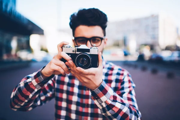 Concentrated Hipster Guy Focusing Lens Old Vintage Camera Taking Pictures — Stock Photo, Image