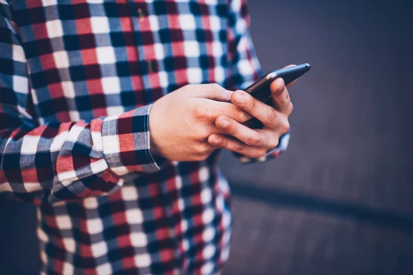 Imagen Recortada Hombre Camisa Cuadros Usando Smartphone Descargando Archivos Multimedia — Foto de Stock