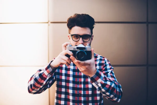 Junger Mann Mit Brille Und Vintage Kamera Die Vor Dem — Stockfoto