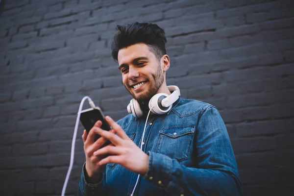 Smiling Bearded Hipster Guy Texting Message Smartphone Chatting Networks Friend — Stock Photo, Image
