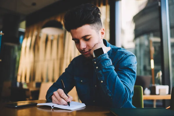 Ragazzo Hipster Concentrato Sulla Pianificazione Programma Scrittura Blocco Note Mentre — Foto Stock