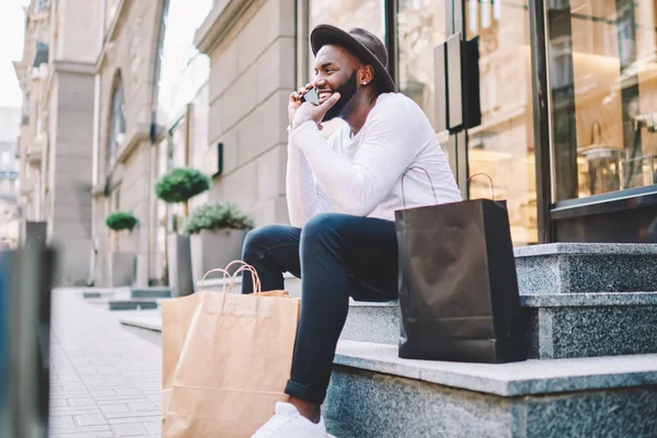 Glad Afroamerikanska Manliga Köpare Trendiga Bära Prata Telefon Med Vän — Stockfoto
