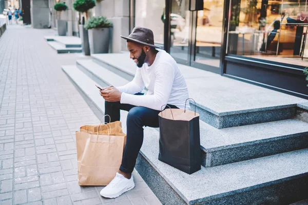 Ler Afro Amerikansk Manlig Kund Trendig Hatt Sitter Trapporna Butiken — Stockfoto