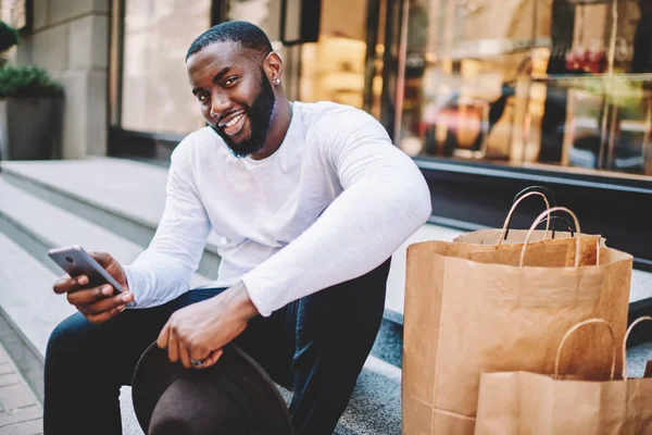 Retrato Hombre Afroamericano Esperar Retroalimentación Del Servicio Tienda Web Sentado — Foto de Stock