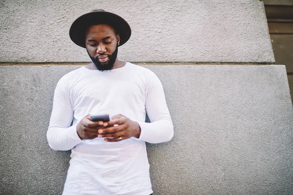 Tipo Afro Americano Pensativo Camisa Manga Larga Con Espacio Copia — Foto de Stock