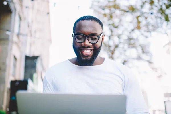 Glad Afroamerikanska Manliga Freelancer Njuter Remote Jobb Utomhus Läsa Nyheter — Stockfoto