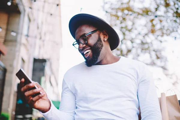 Veselý Afroamerické Muž Bílé Košili Pomocí Aplikace Mobilu Pro Hledání — Stock fotografie