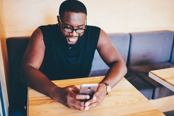 Afro Amerikanischer Hipster Typ Ruht Sich Café Innenraum Aus Und — Stockfoto