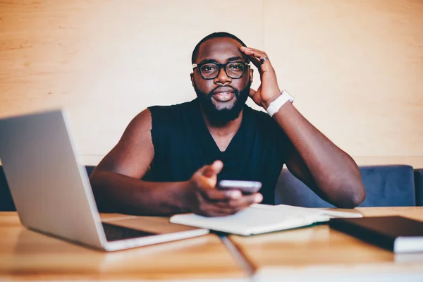 Портрет Красивого Афро Американского Бизнесмена Размышляющего Творческих Решениях Отправляющих Электронную — стоковое фото