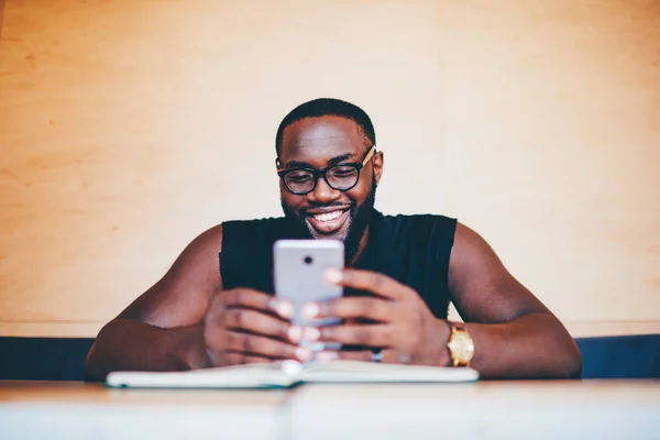 Sonriente Hombre Afroamericano Gafas Viendo Divertido Video Teléfono Inteligente Durante — Foto de Stock