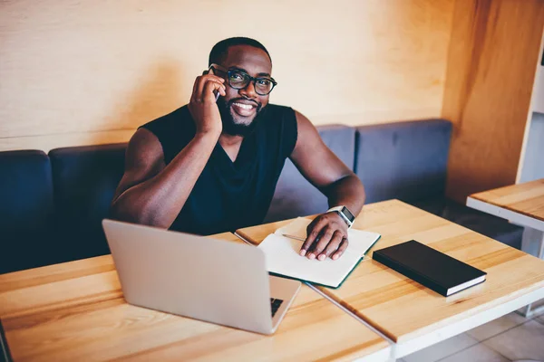 Porträt Eines Dunkelhäutigen Männlichen Geschäftsmannes Der Telefon Über Seine Arbeit — Stockfoto