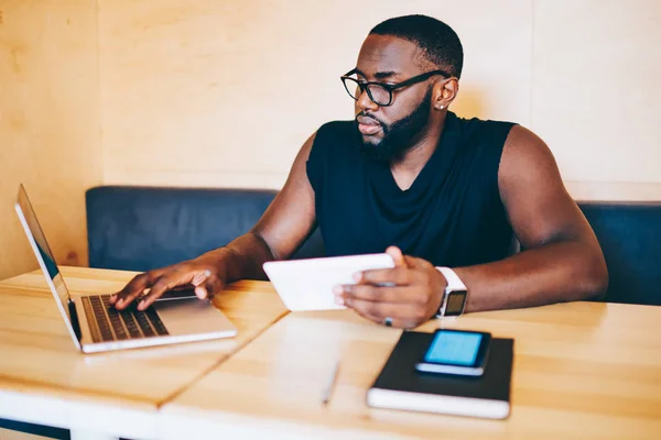 Koncentrerad Mörk Flådd Freelancer Synkronisera Touchpad Filer Med Laptop Med — Stockfoto