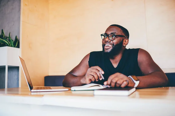 Glada Skäggiga Afro Amerikansk Affärsman Upphetsad Med Att Göra Kreativa — Stockfoto