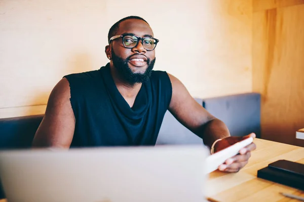 Porträt Eines Gutaussehenden Afroamerikaners Der Café Interieur Auf Einem Touchpad — Stockfoto