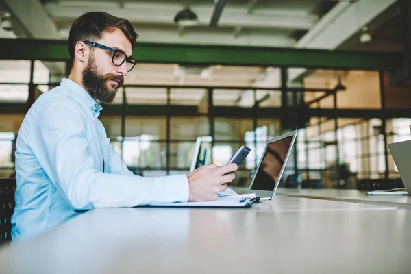 Reflexionar Barbudo Profesional Espectáculos Frescos Para Una Mejor Notificación Comprobación —  Fotos de Stock