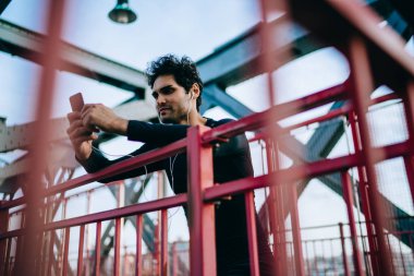 Dalgın egzersiz için indirme ses şarkı için müzik çalar ayarı yapma youg adam uygun. Eşofman seçerek müzik kulaklık spor eğitim kentsel ortamda önce sporcu giymiş