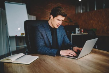 Formal giyim netbook bilgi proje bütçe muhasebe klavye dizüstü bilgisayarda app kullanarak masaüstü, deneyimli Finans Yöneticisi, oturmak için arama yazarak gurur CEO'su yoğunlaştı