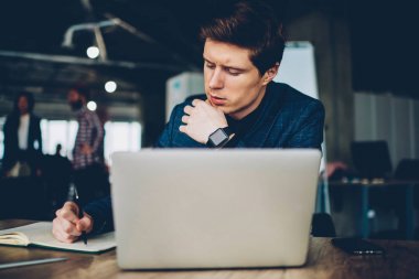 Masaüstü dizüstü bilgisayar, netbook kullanarak gözatmak notlar deneyimli gurur CEO'su planlama strateji başlangıç ile oturan kurumsal bütçe konsantre ciddi profesyonel Finans Yöneticisi