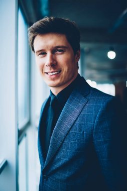 Yarım uzunluk portre yakışıklı zengin iş adamı formal giyim ayakta Office kariyer ile memnun şirketinin profesyonel başarılı sahibi kameraya bakarak şık takım elbise giymiş