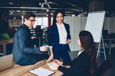 Arkadaşlar Office gibi konuşmaya çalışma işlemi için erkek ve kadın uzmanları tartışmaya mürettebatı planları, müreffeh meslektaşları iş başlangıç beyin fırtınası ve işbirliği için fikir paylaşmak