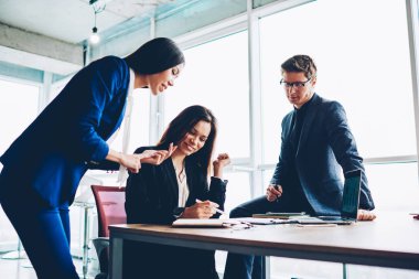 Pozitif ekip işbirliği çözüm şirket gelir için yapım sırasında yardım çalışanlarının accountings kontrol ve deyimi yazma finansal yöneticilerinin toplantı hakkındaki görüşleri paylaşmak.